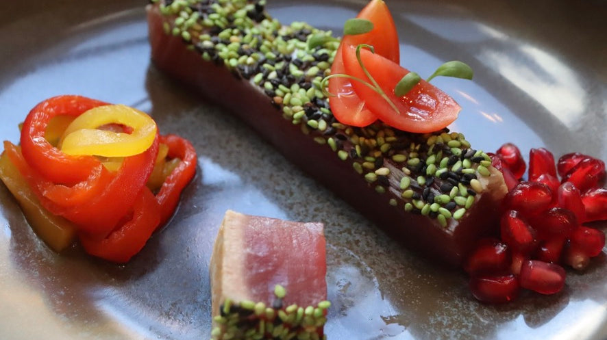 Thon rouge juste snacké, poivrons flambés et ses petits légumes